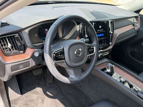 Certified 2023 Volvo XC60 B5 Plus AWD/4WD image 4