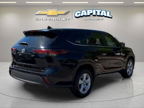 Used 2024 Toyota Highlander LE FWD image 5