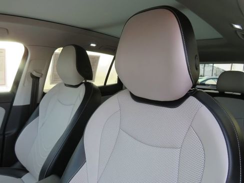 Used 2025 Volkswagen Tiguan SE image 16