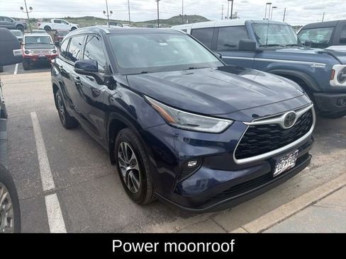 Used 2021 Toyota Highlander XLE AWD/4WD image 3