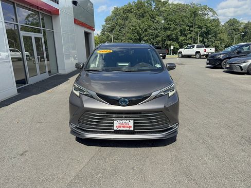 Certified 2023 Toyota Sienna Platinum AWD/4WD image 3