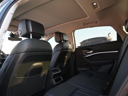 Used 2021 Audi e-tron Prestige w/ Prestige Package image 25