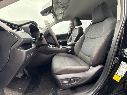 Used 2025 Toyota RAV4 XLE FWD image 9