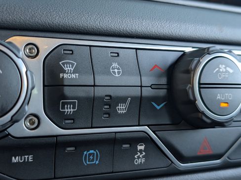 Used 2025 Jeep Wrangler Sahara image 32