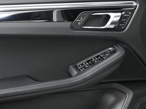 Certified 2026 Porsche Macan AWD/4WD image 6