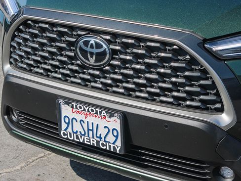 Used 2022 Toyota Corolla Cross XLE w/ Convenience Package FWD image 6