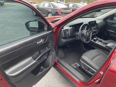 Used 2022 Nissan Pathfinder SV w/ SV Premium Package FWD image 15