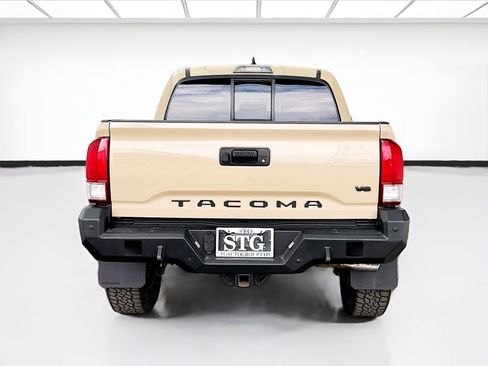 Used 2016 Toyota Tacoma TRD Off-Road w/ Towing Package AWD/4WD image 5