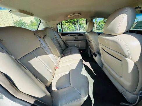 Used 2004 Lincoln Town Car Ultimate RWD image 13
