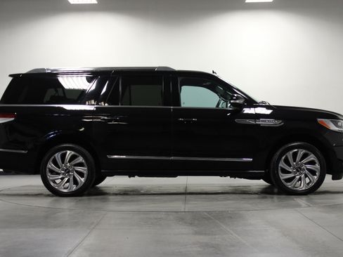 Used 2024 Lincoln Navigator L 4WD image 3