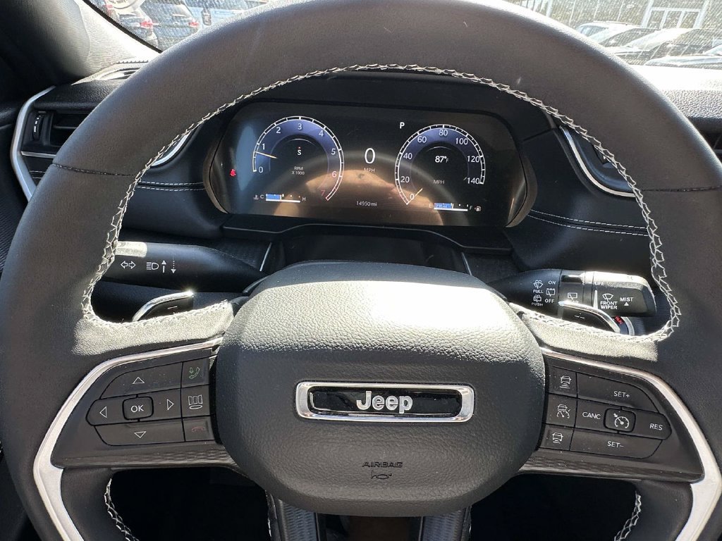 Used 2025 Jeep Grand Cherokee Laredo w/ Luxury Tech Group I AWD/4WD image 19