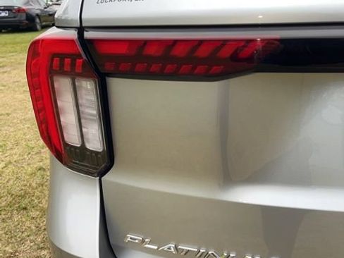 Used 2025 Ford Explorer Platinum w/ Ultimate Package image 9