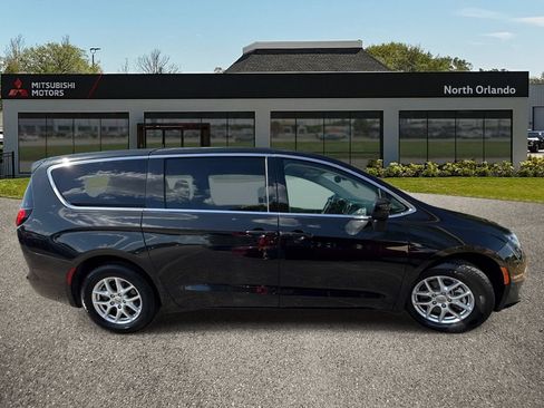 Used 2023 Chrysler Voyager LX FWD image 6
