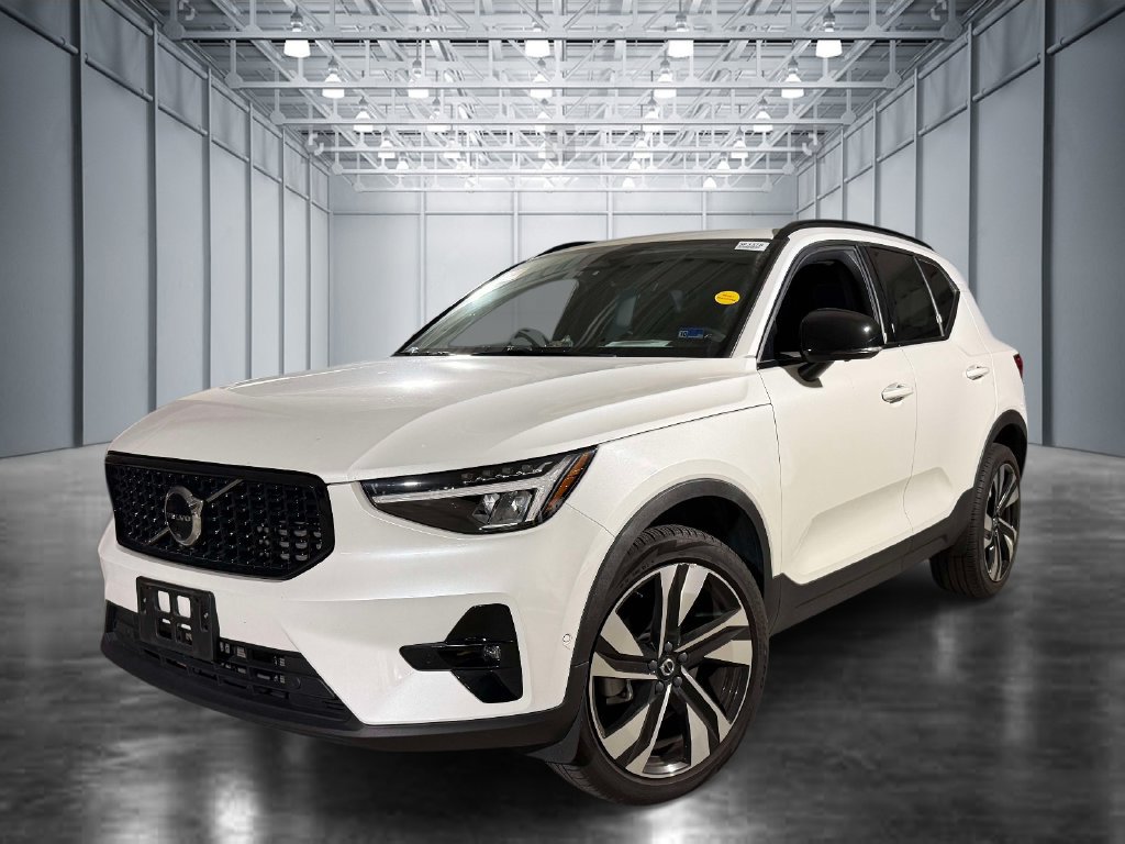 Used 2024 Volvo XC40 B5 Plus w/ Climate Package AWD/4WD image 1