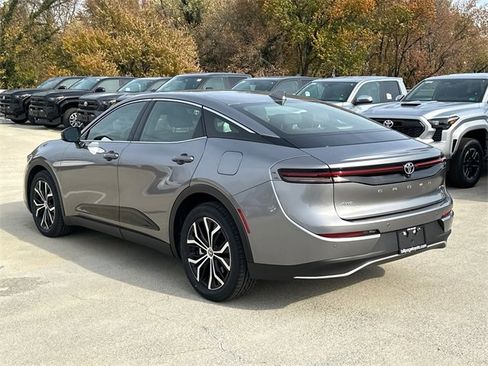 Used 2023 Toyota Crown Limited image 3