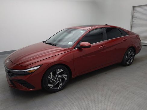 Used 2025 Hyundai Elantra SEL FWD image 2