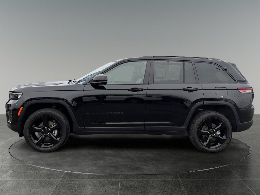 Used 2023 Jeep Grand Cherokee Altitude AWD/4WD image 5