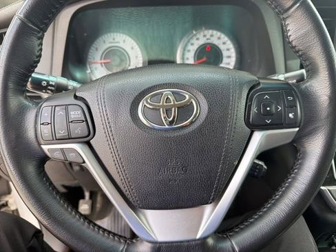 Used 2015 Toyota Sienna SE FWD image 8