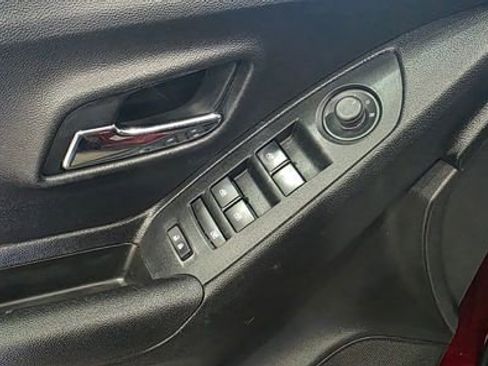 Used 2019 Chevrolet Trax LT w/ LT Convenience Package image 12