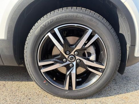 Used 2023 Volvo XC40 B5 Core w/ Convenience Package image 9