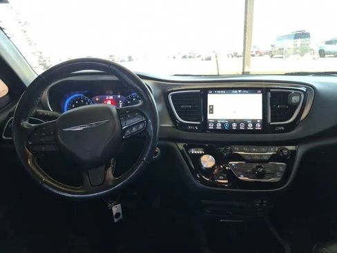 Used 2020 Chrysler Pacifica Touring-L AWD/4WD image 2