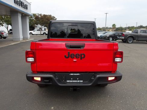 New 2025 Jeep Gladiator Sport image 7