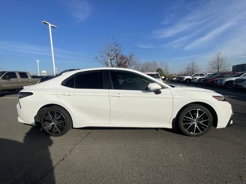 Used 2023 Toyota Camry SE image 8