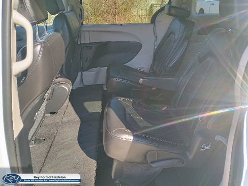 Used 2023 Chrysler Pacifica Touring-L FWD image 18