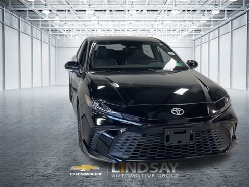 Used 2025 Toyota Camry SE image 4