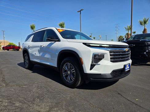 Used 2025 Chevrolet Traverse LT FWD image 1