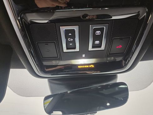 Used 2019 Land Rover Range Rover Velar R-Dynamic SE image 23