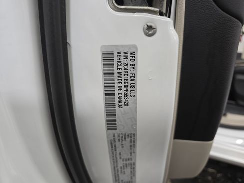 Certified 2023 Chrysler Pacifica Touring-L FWD image 37