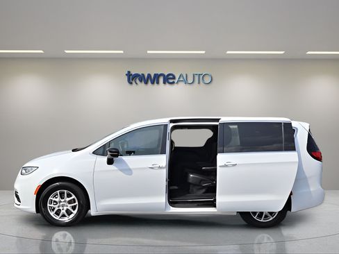 Used 2025 Chrysler Pacifica Select FWD image 5