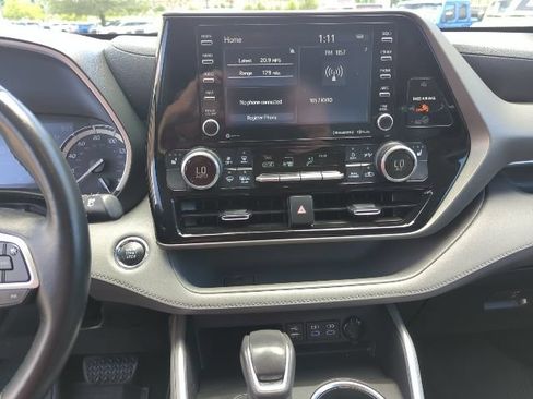 Used 2022 Toyota Highlander XLE AWD/4WD image 9
