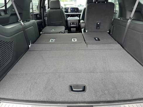 New 2025 Chevrolet Suburban Premier image 18