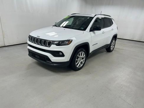 Used 2023 Jeep Compass Latitude AWD/4WD image 2