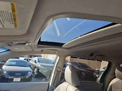 Used 2011 Toyota Sienna XLE image 41