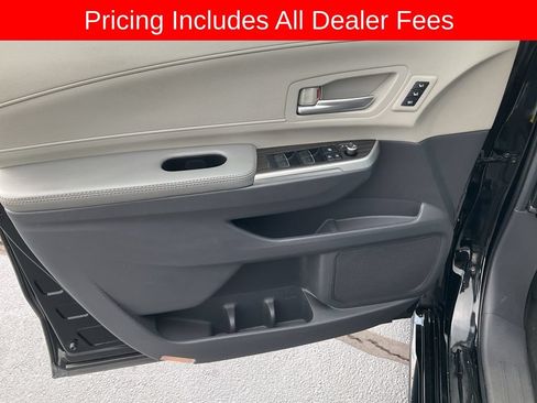 Used 2023 Toyota Sienna Limited FWD image 3