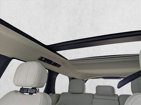 New 2026 Land Rover Range Rover SE image 18