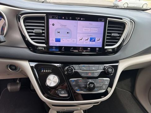 Used 2023 Chrysler Pacifica Touring-L FWD image 16