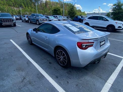 Used 2017 Toyota 86 RWD image 5