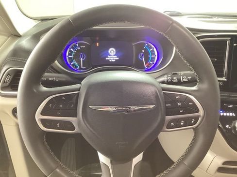 Used 2023 Chrysler Pacifica Touring-L FWD image 13