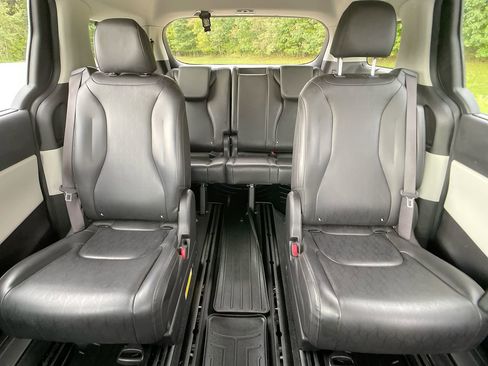 Used 2022 Kia Carnival SX image 23