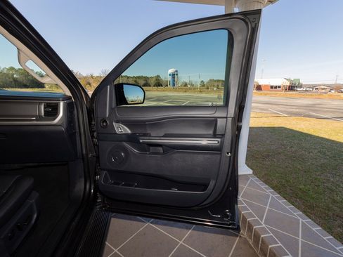 Used 2024 Ford Expedition XLT image 23