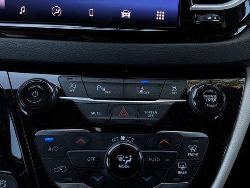 Used 2024 Chrysler Pacifica Touring-L FWD image 34
