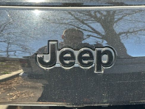 Used 2024 Jeep Grand Cherokee L Laredo image 30