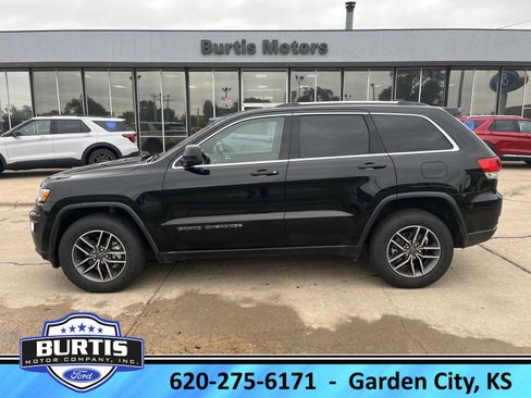 Used 2019 Jeep Grand Cherokee Laredo w/ 18" Wheel & 8.4" Radio Group AWD/4WD image 1