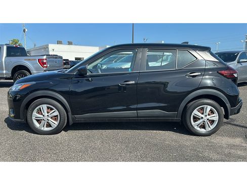 Used 2022 Nissan Kicks S FWD image 3