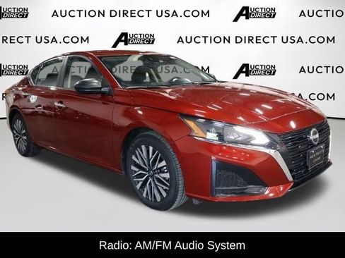 Used 2024 Nissan Altima 2.5 SV FWD image 2