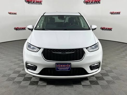 Used 2023 Chrysler Pacifica Touring-L FWD image 4